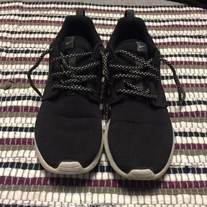 Like new black nike roshie runs
